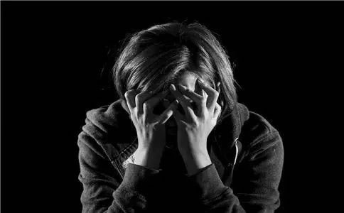 症状1,消极悲观.患者的内心十分的痛苦,悲观,绝望.